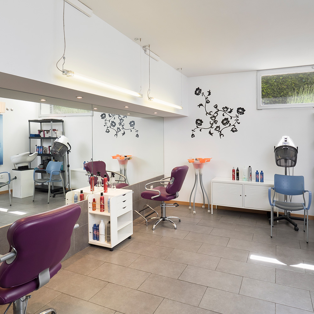 Sala de peluquería de la residencia de mayores CleceVitam El Parque con varias butacas