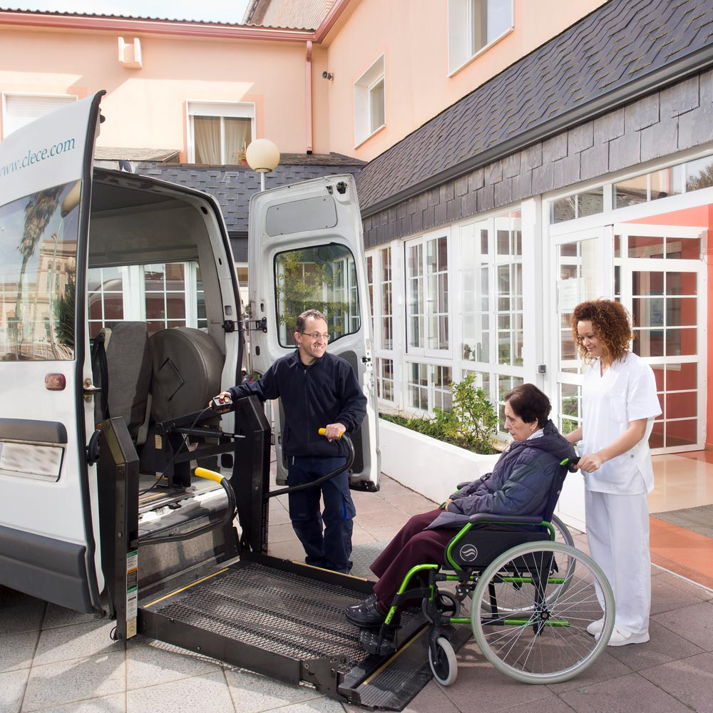 Vehículo propio de CleceVitam Gerohotel en el que se está subiendo una mujer en silla de ruedas